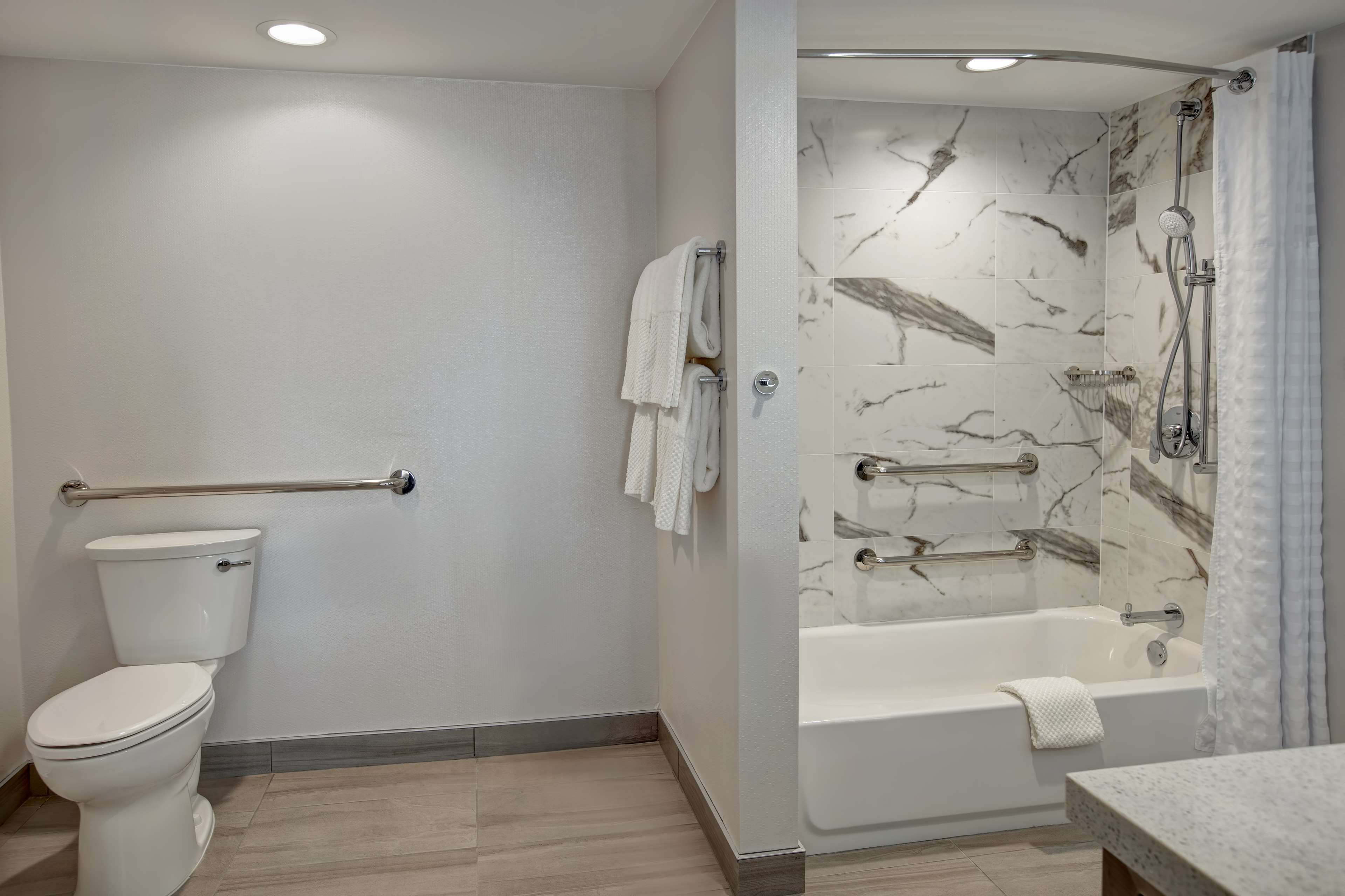 Embassy Suites By Hilton Oklahoma City Northwest Room Type - 2 FULL MOB HEA ACC TUB STE