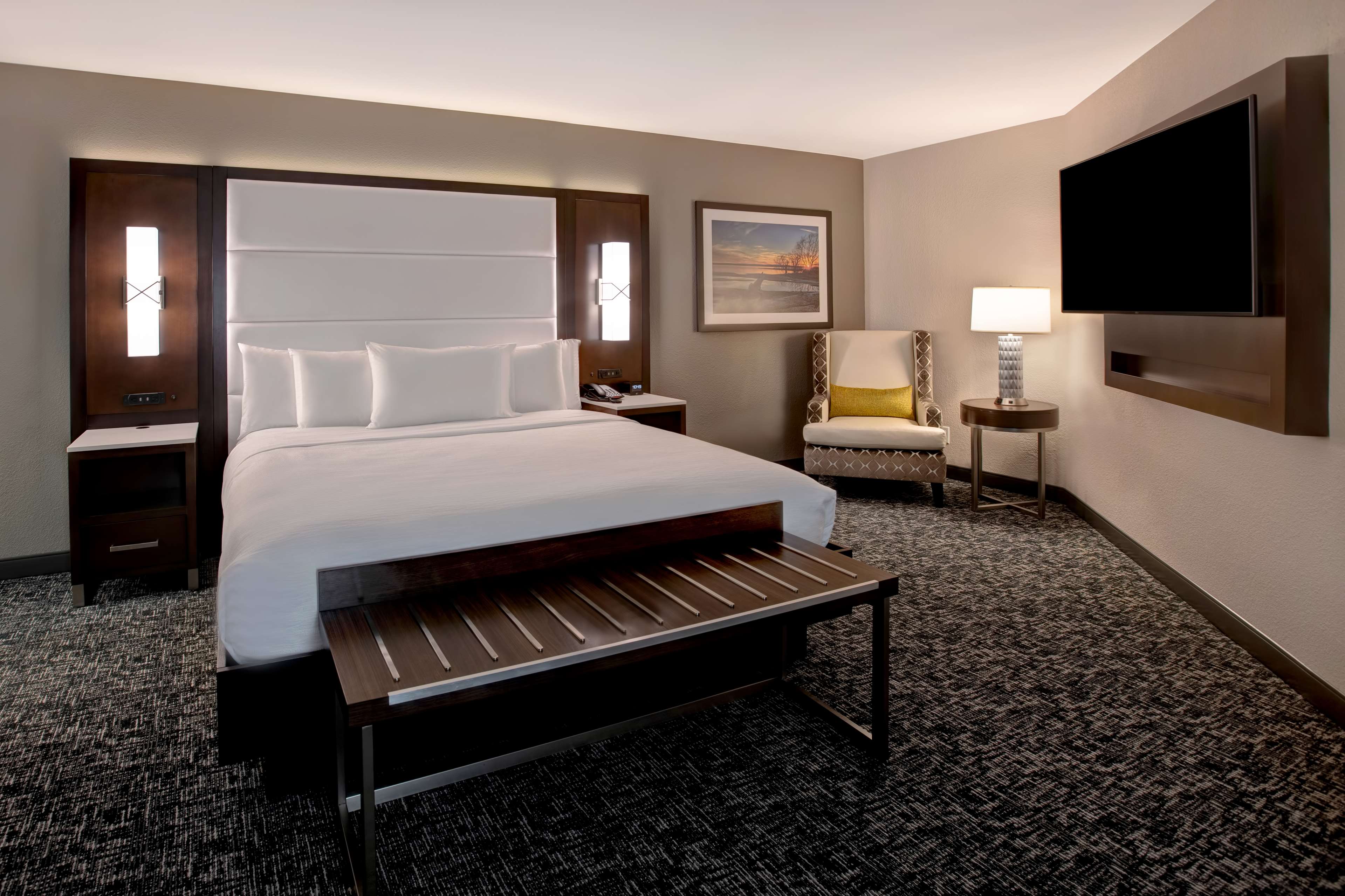 Embassy Suites By Hilton Oklahoma City Northwest Room Type - 1KING 2RM CORNER SUITE