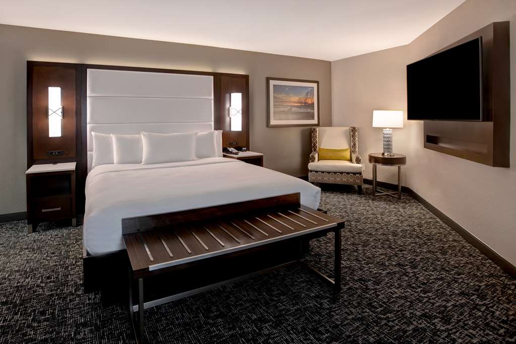 Embassy Suites By Hilton Oklahoma City Northwest Room Type - 1KING 2RM CORNER SUITE