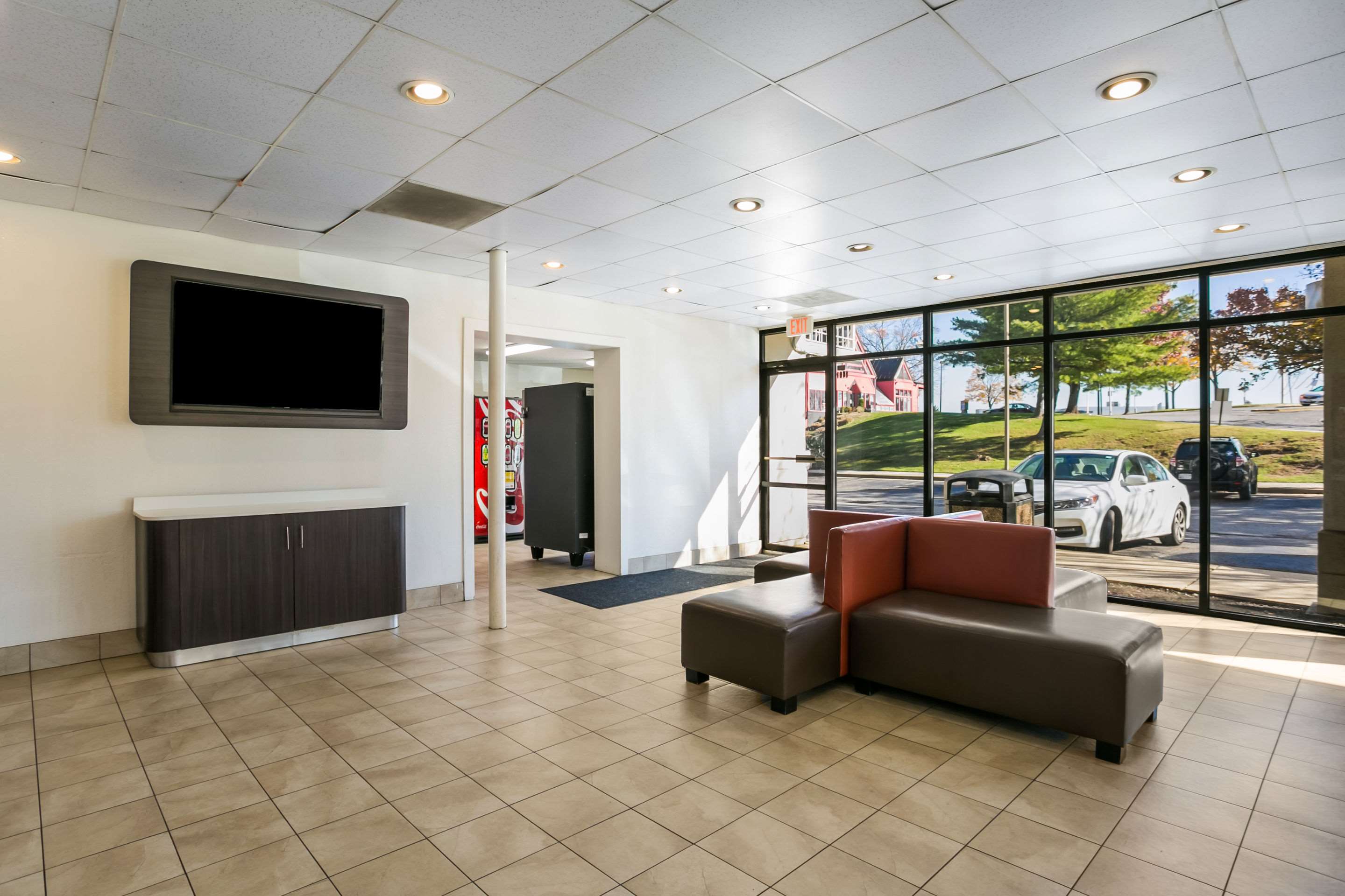 Hotel lobby | Rodeway Inn Baltimore - Inner Harbor South