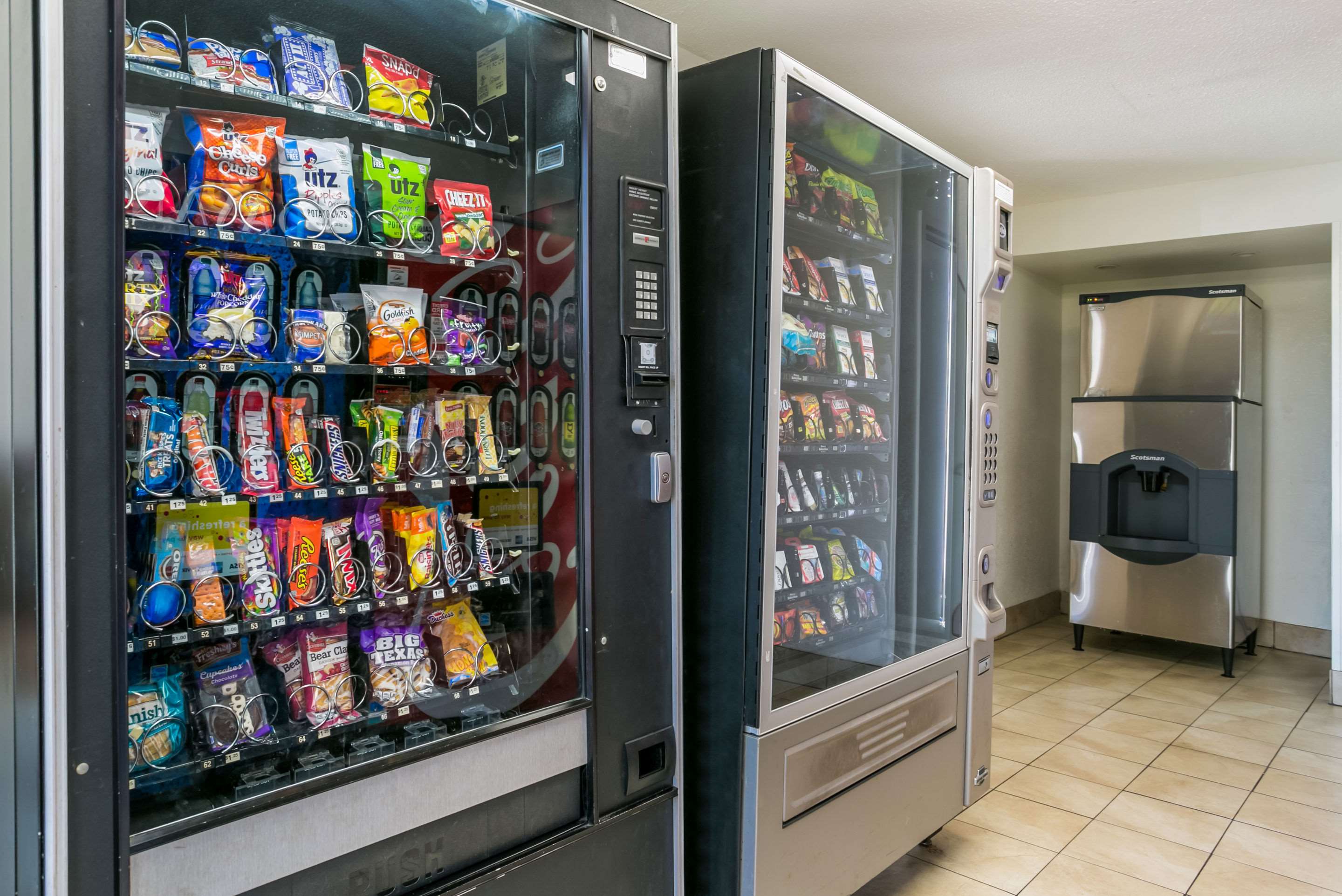 Hotel vending area | Rodeway Inn Baltimore - Inner Harbor South