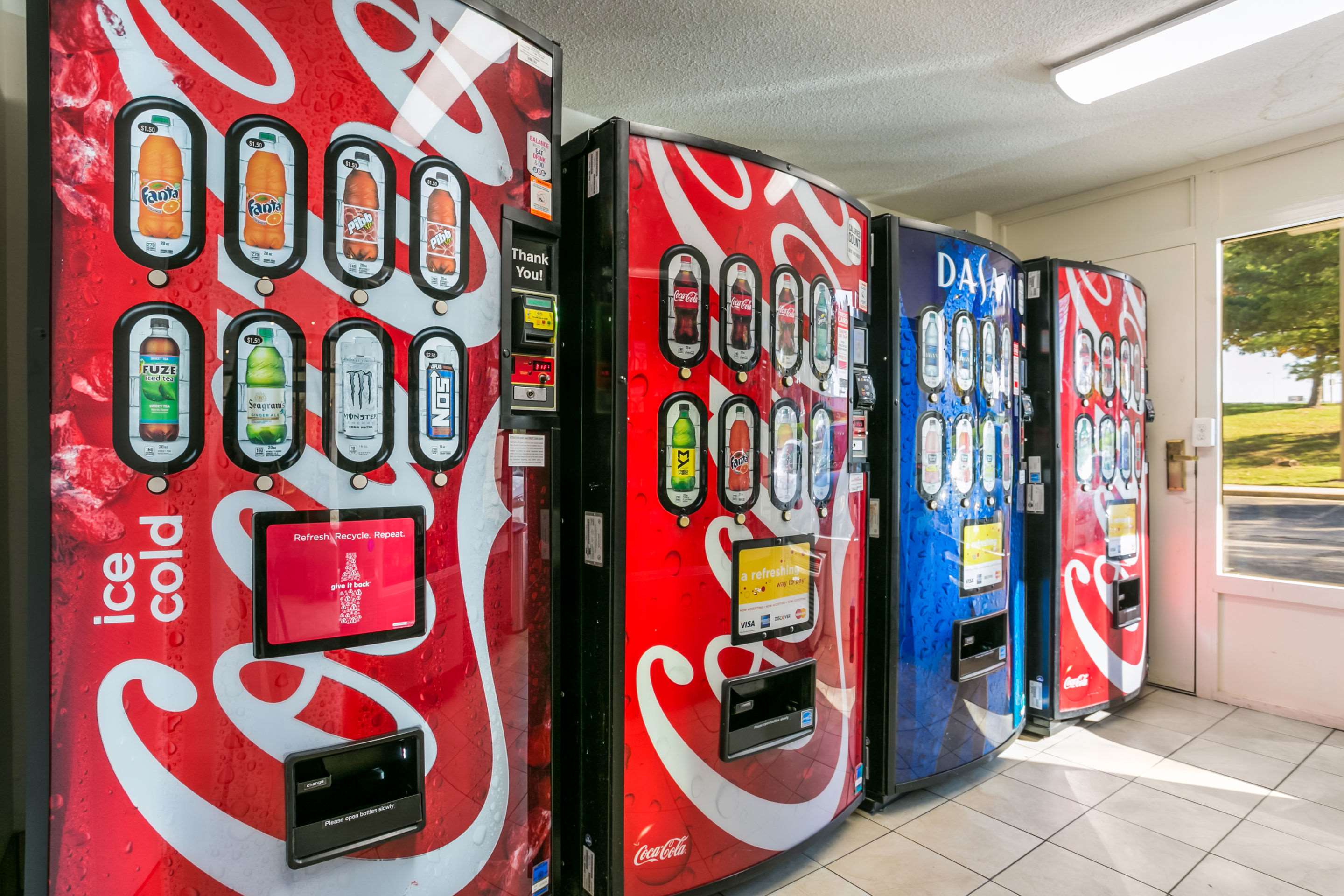 Hotel vending area | Rodeway Inn Baltimore - Inner Harbor South