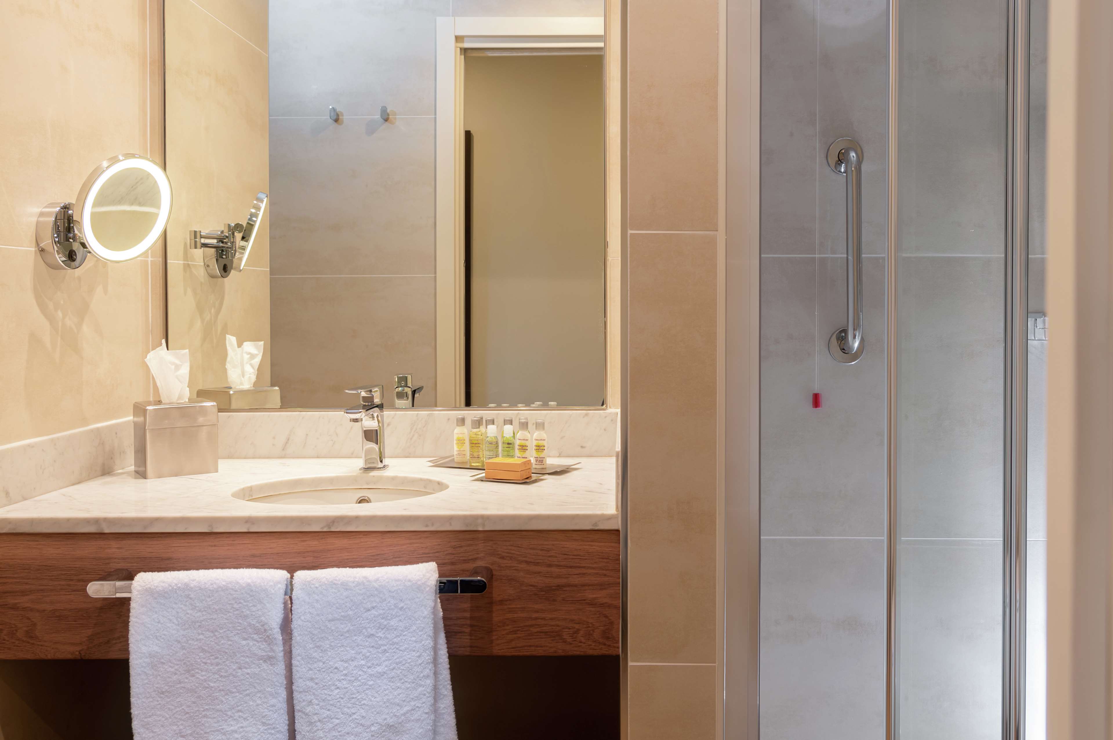 DoubleTree by Hilton Brescia Room Type - QUEEN GUEST ROOM