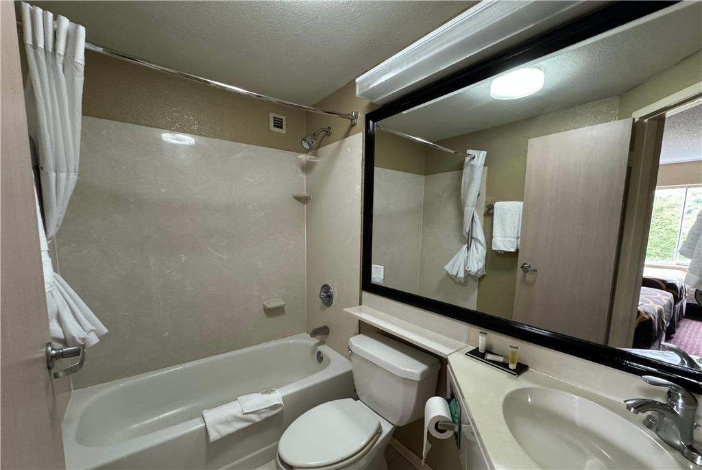 SE NEW CUMBERLAND-guestroom-Guest Room,Bathroom,On-Site.jpg