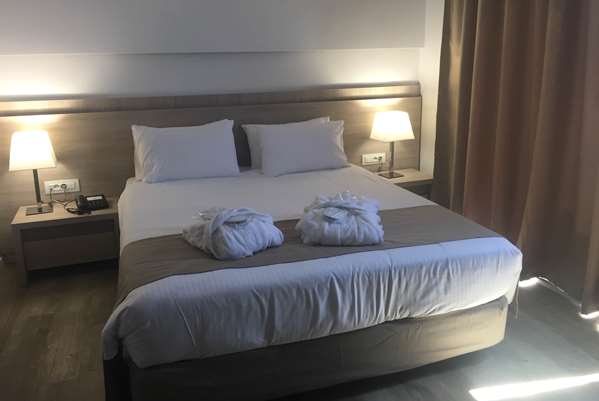 1 Queen Bed, One Bedroom, Family Suite, Non-Smoking