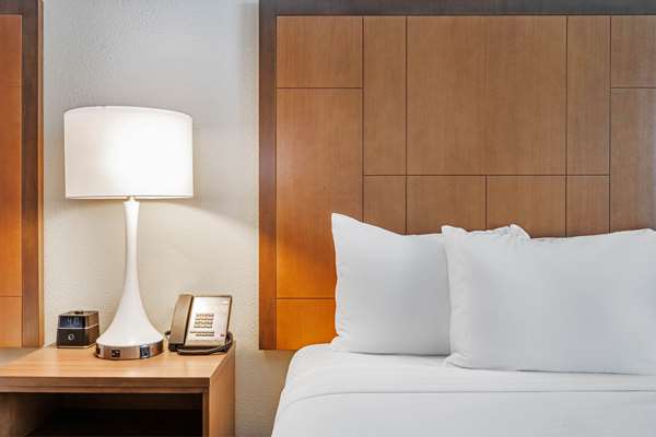  - La Quinta Inn & Suites Beacon Hill Kansas City