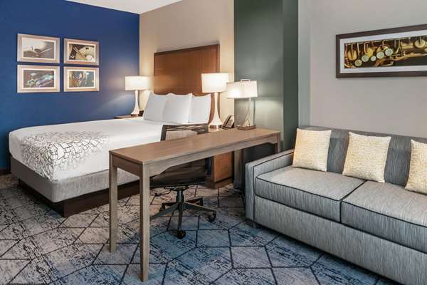 Suite - La Quinta Inn & Suites Beacon Hill Kansas City