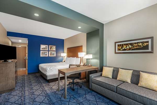 Suite - La Quinta Inn & Suites Beacon Hill Kansas City