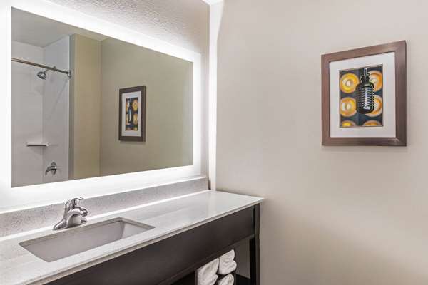  - La Quinta Inn & Suites Beacon Hill Kansas City