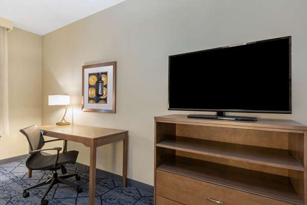  - La Quinta Inn & Suites Beacon Hill Kansas City