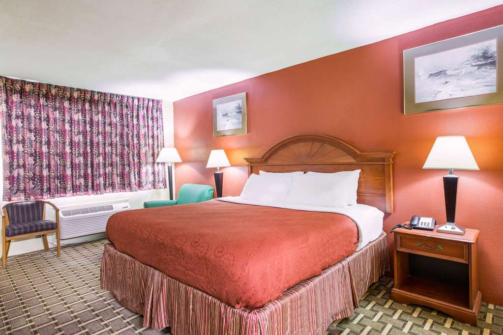 RODEWAY INN BONIFAY-guestroom-Guest Room,On-Site.jpg
