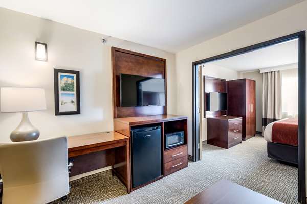 Suite - Comfort Inn Bonner Springs - I-70, Exit 224