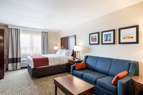 Suite - Comfort Inn Bonner Springs - I-70, Exit 224