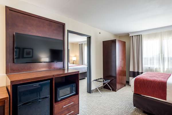 Suite - Comfort Inn Bonner Springs - I-70, Exit 224