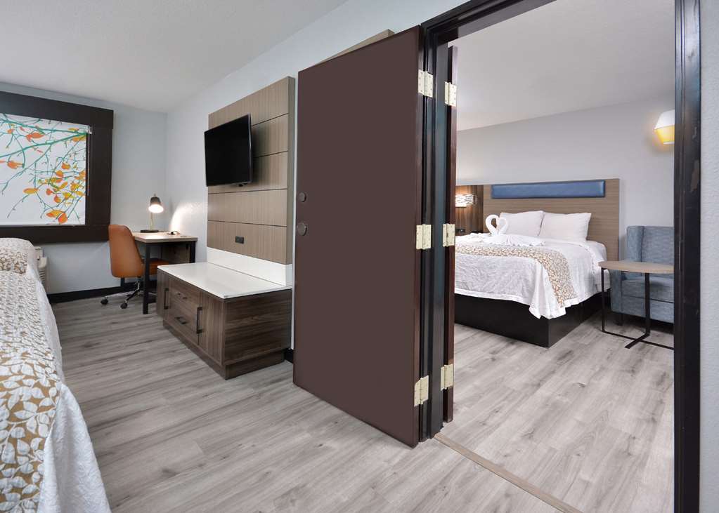 BROOKSTONE LODGE NEAR BILTMORE VILL-guestroom-Guest Room,On-Site.jpg