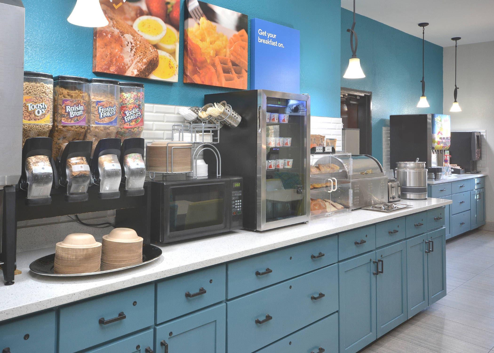 Breakfast area | Brookstone Lodge near Biltmore Village, Ascend Hotel Collection