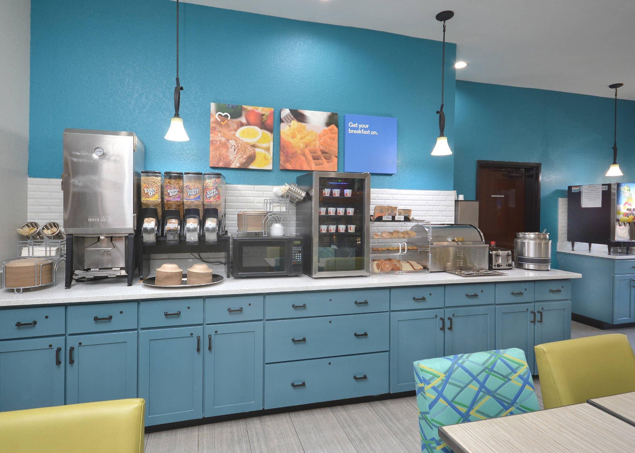Breakfast area | Brookstone Lodge near Biltmore Village, Ascend Hotel Collection