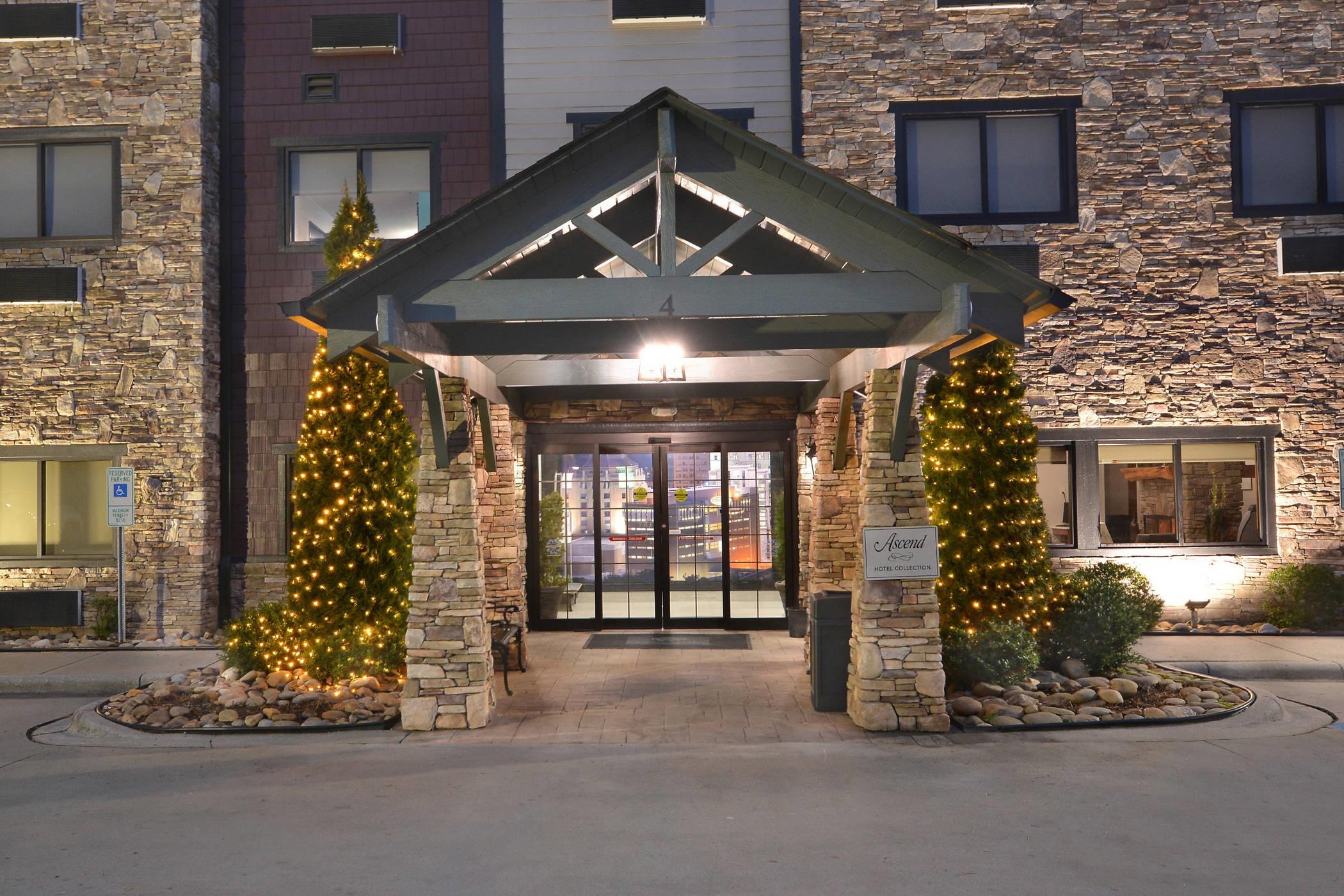 Hotel Entrance | Brookstone Lodge near Biltmore Village, Ascend Hotel Collection