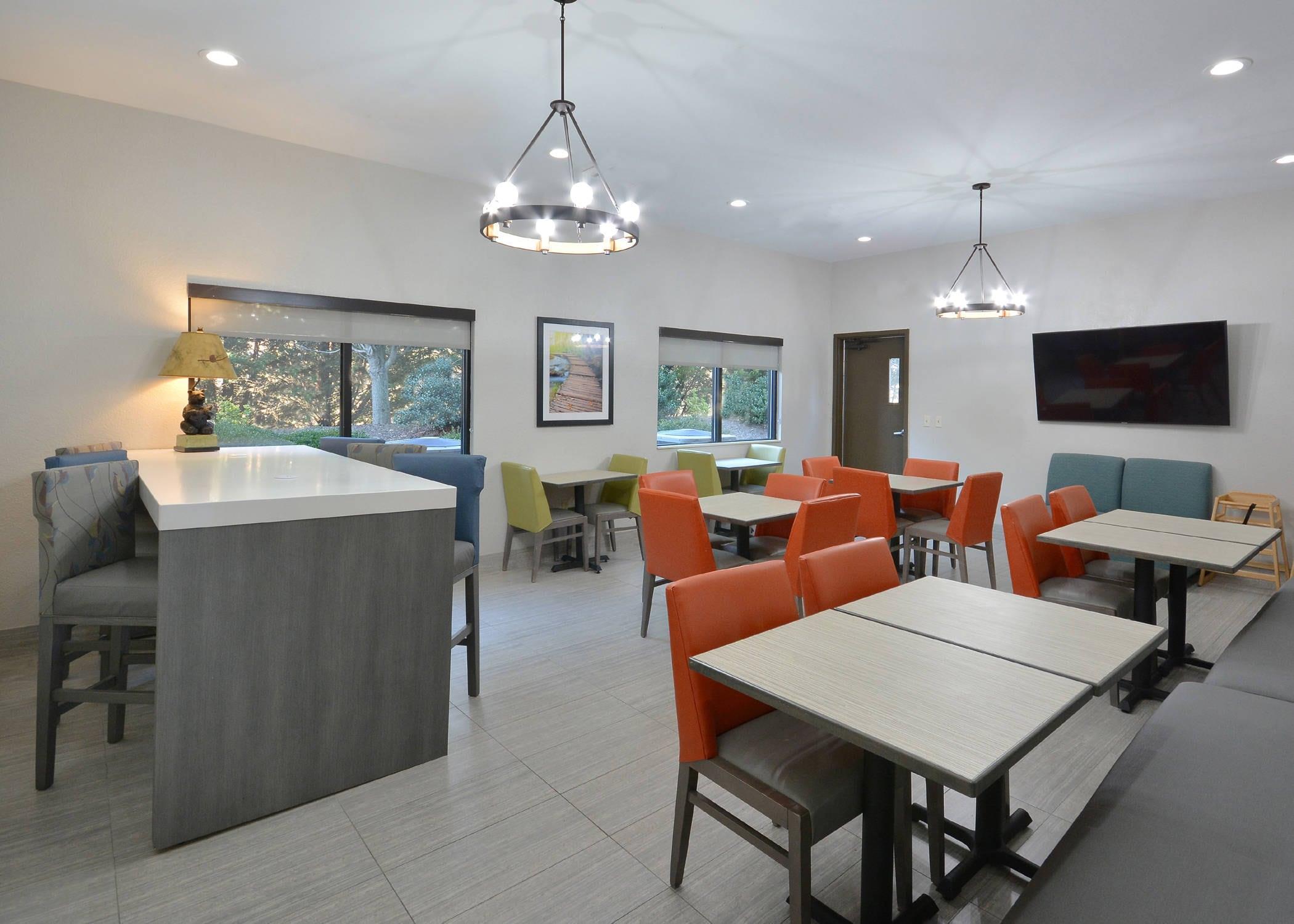 Breakfast area | Brookstone Lodge near Biltmore Village, Ascend Hotel Collection