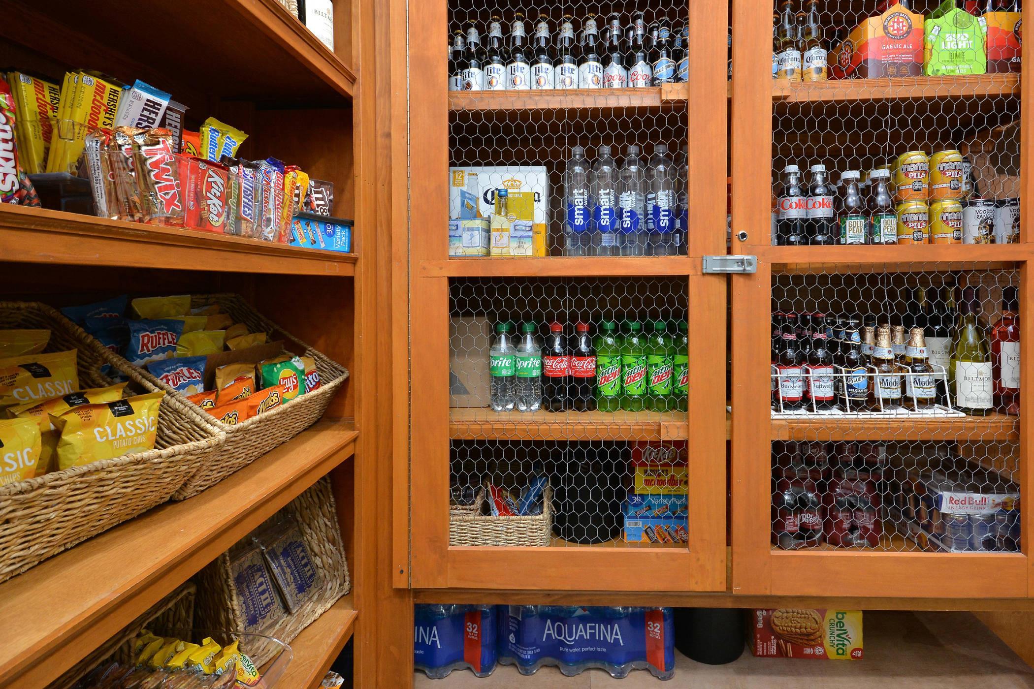Hotel gift shop | Brookstone Lodge near Biltmore Village, Ascend Hotel Collection