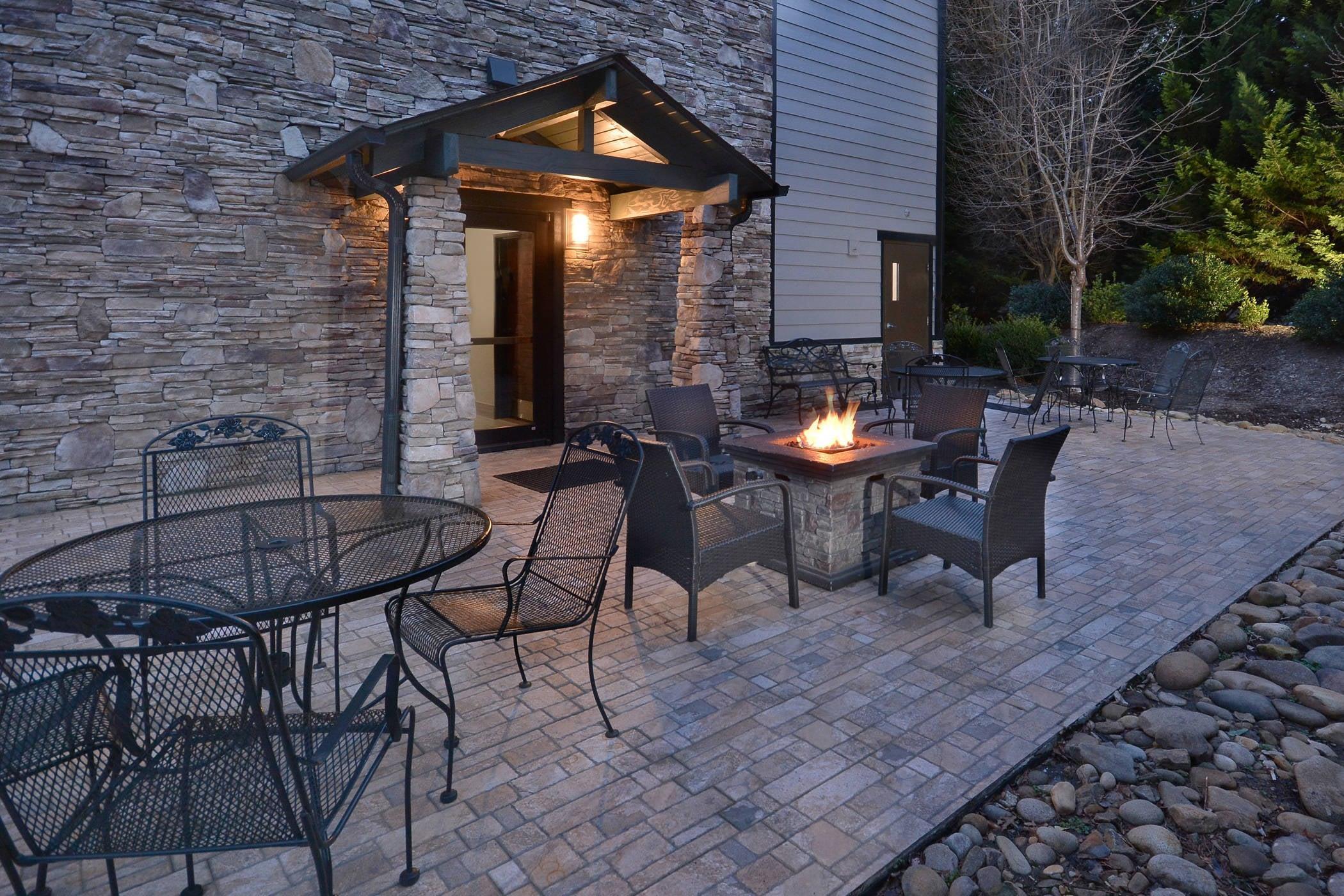 Hotel patio | Brookstone Lodge near Biltmore Village, Ascend Hotel Collection