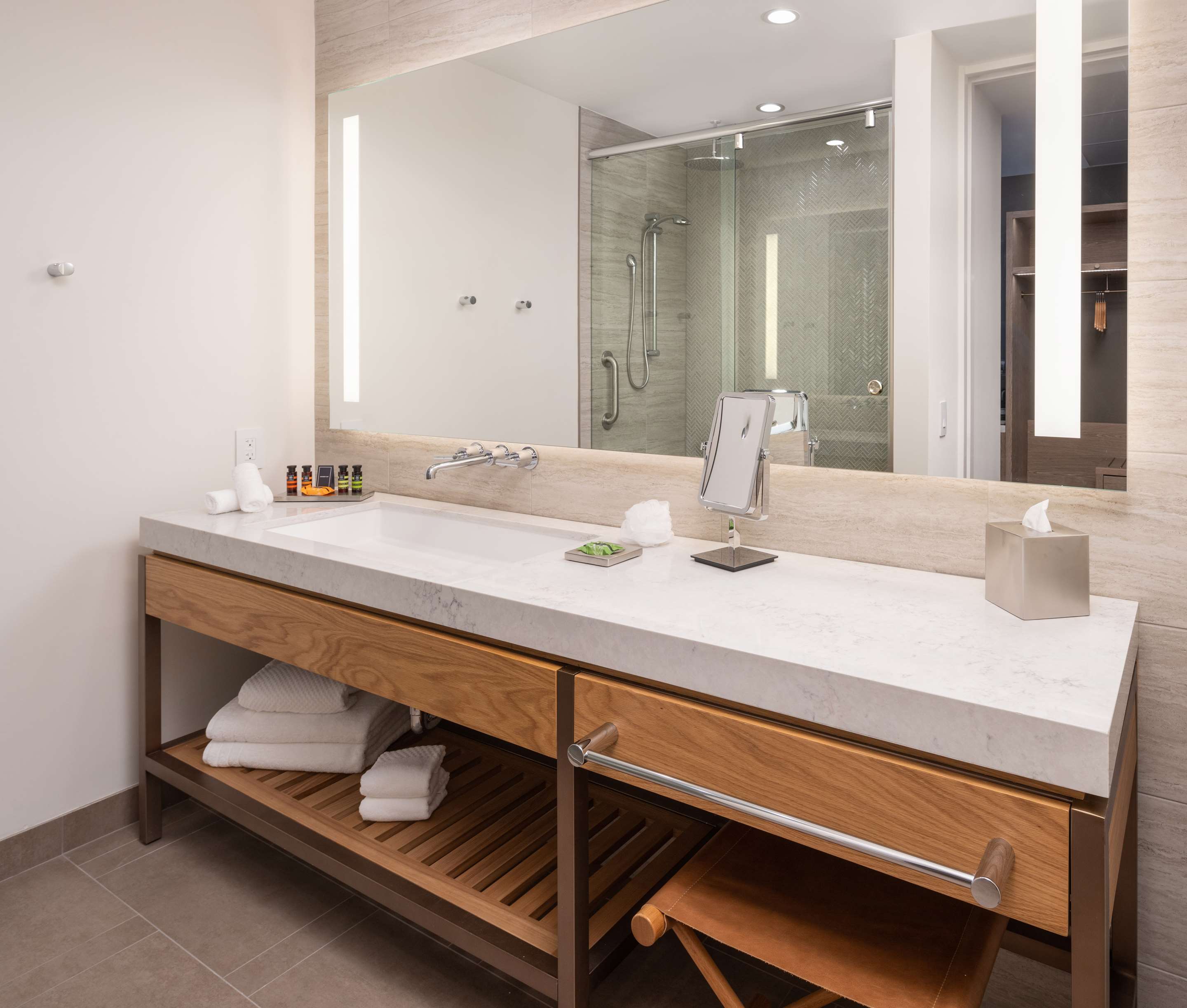 Guest room bath
