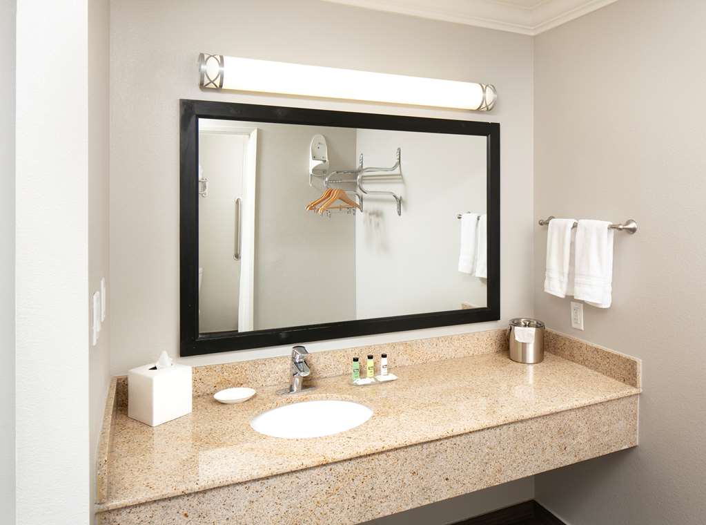 SIGNATURE TEMECULA-guestroom-Guest Room,Bathroom,On-Site.jpg