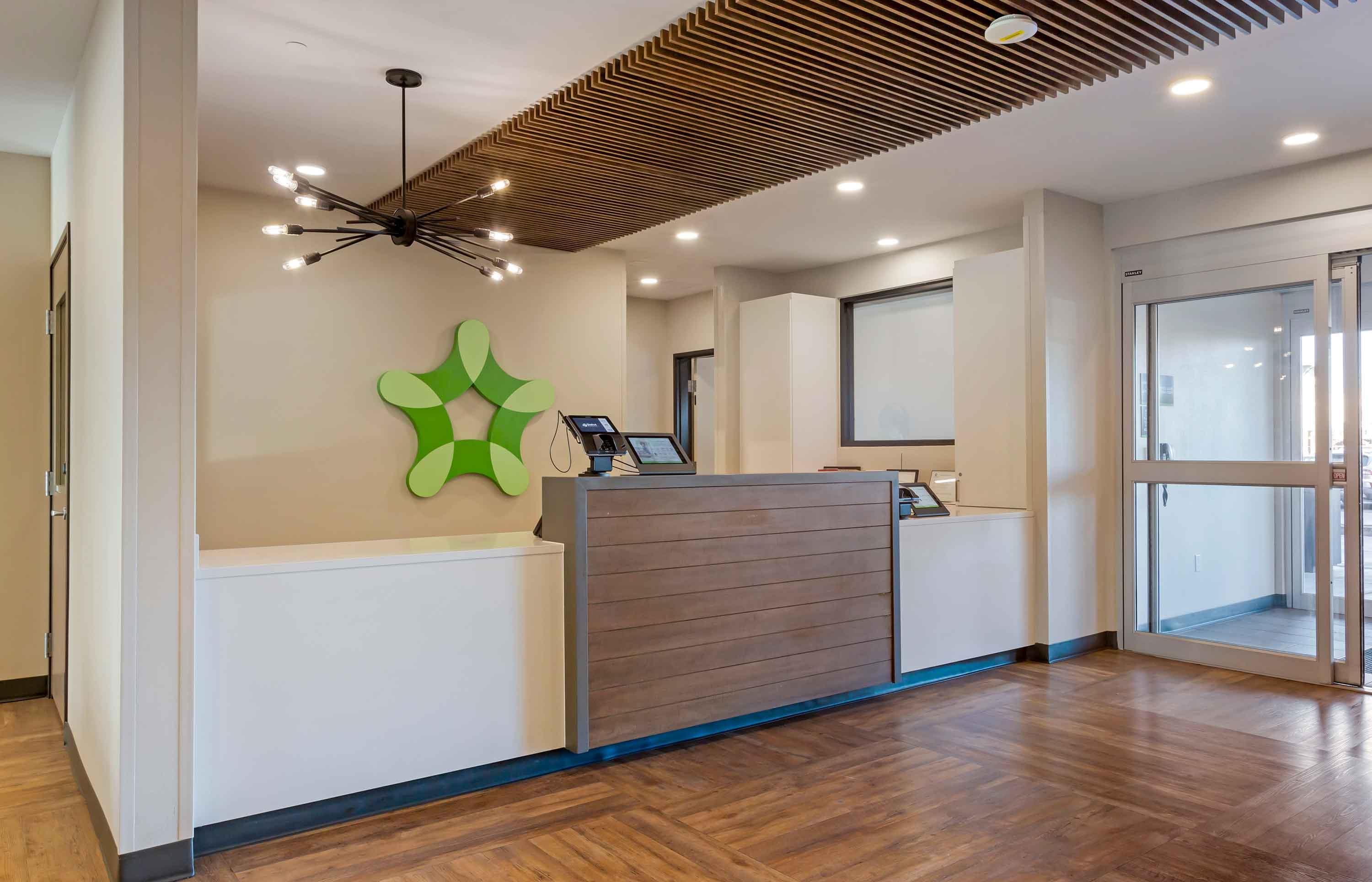 Lobby and Guest Check-in | Extended Stay America Premier Suites - Phoenix - Chandler - Downtown