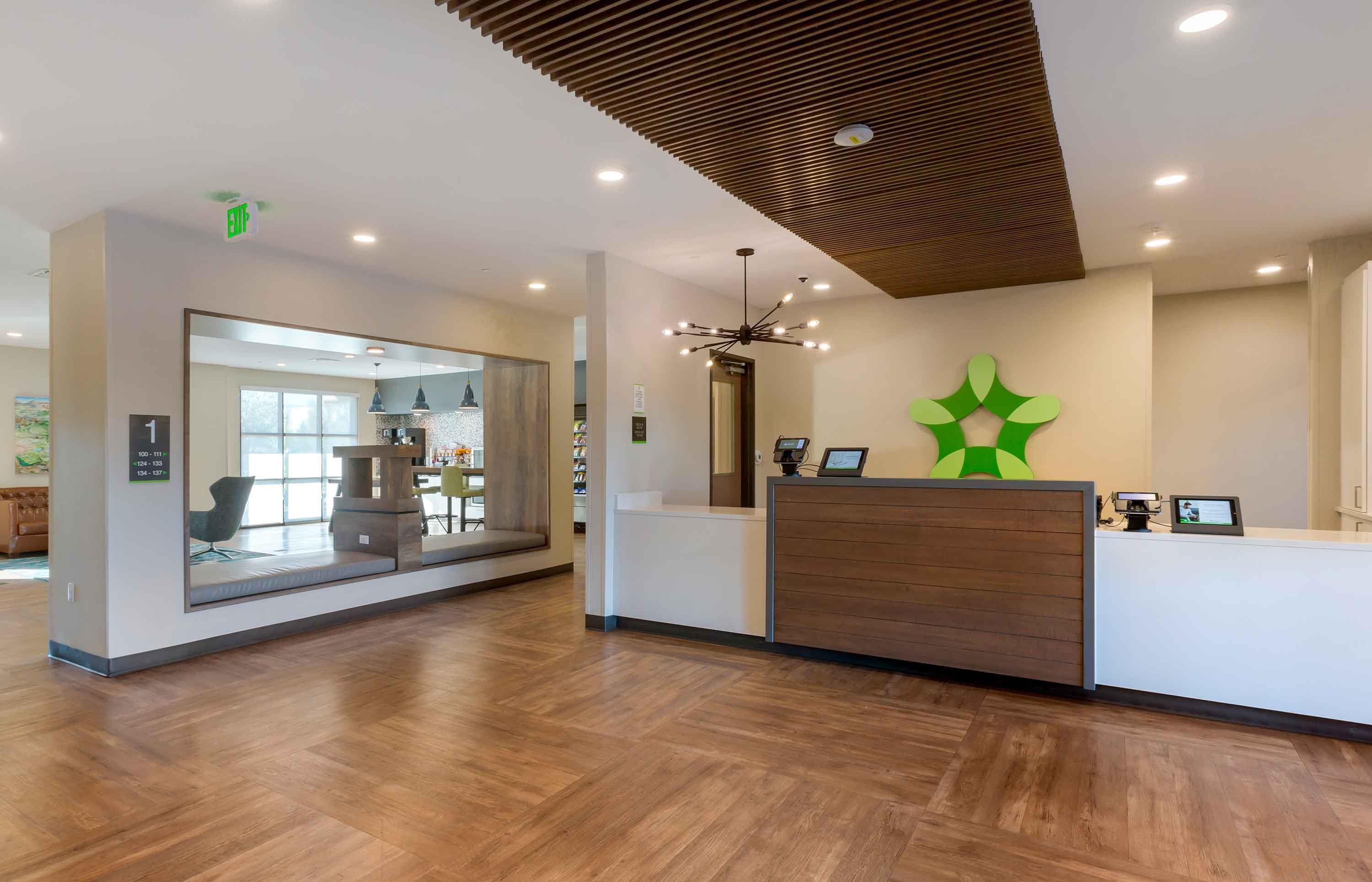 Lobby and Guest Check-in | Extended Stay America Premier Suites - Phoenix - Chandler - Downtown