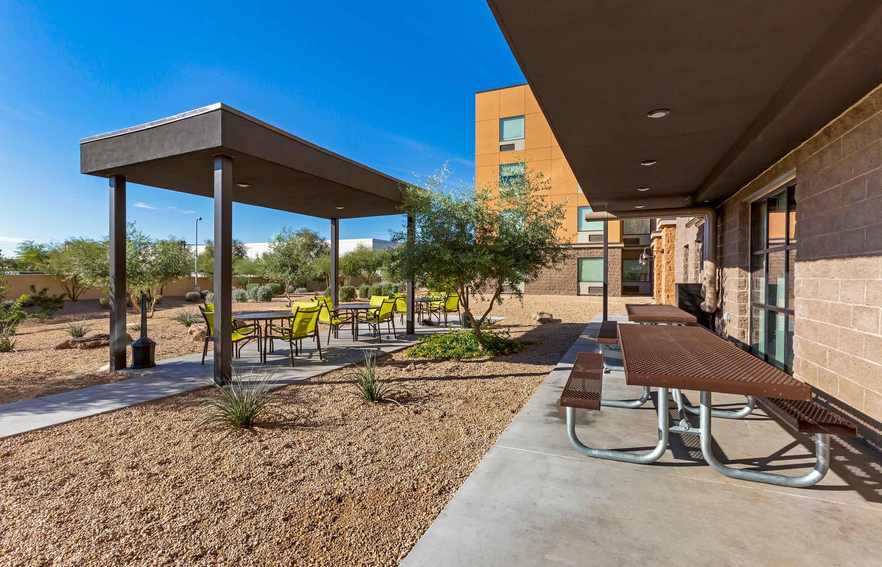 Picnic Area | Extended Stay America Premier Suites - Phoenix - Chandler - Downtown