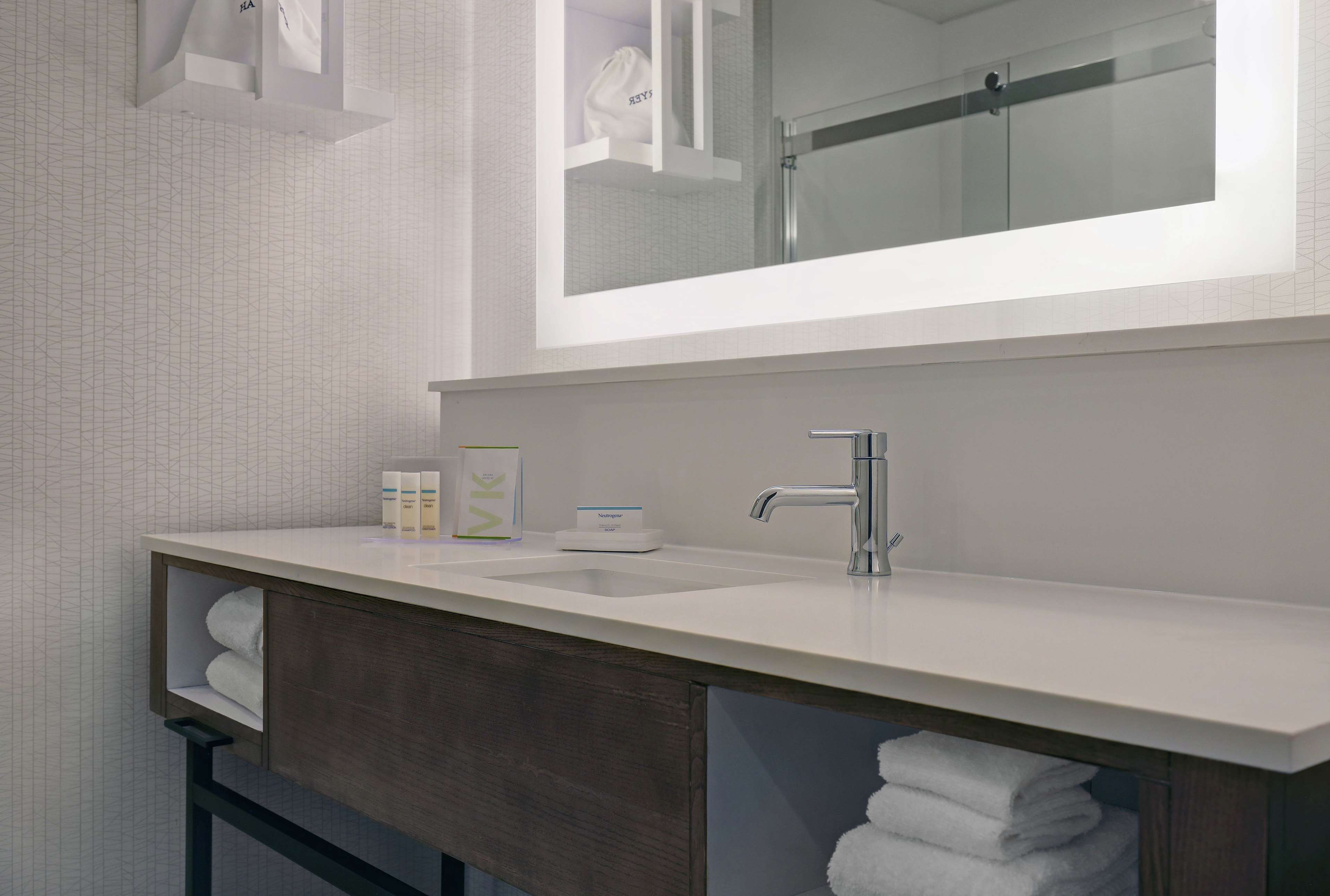 Hampton Inn by Hilton Patterson Room Type - KING ROOM W  FRIDGE NS