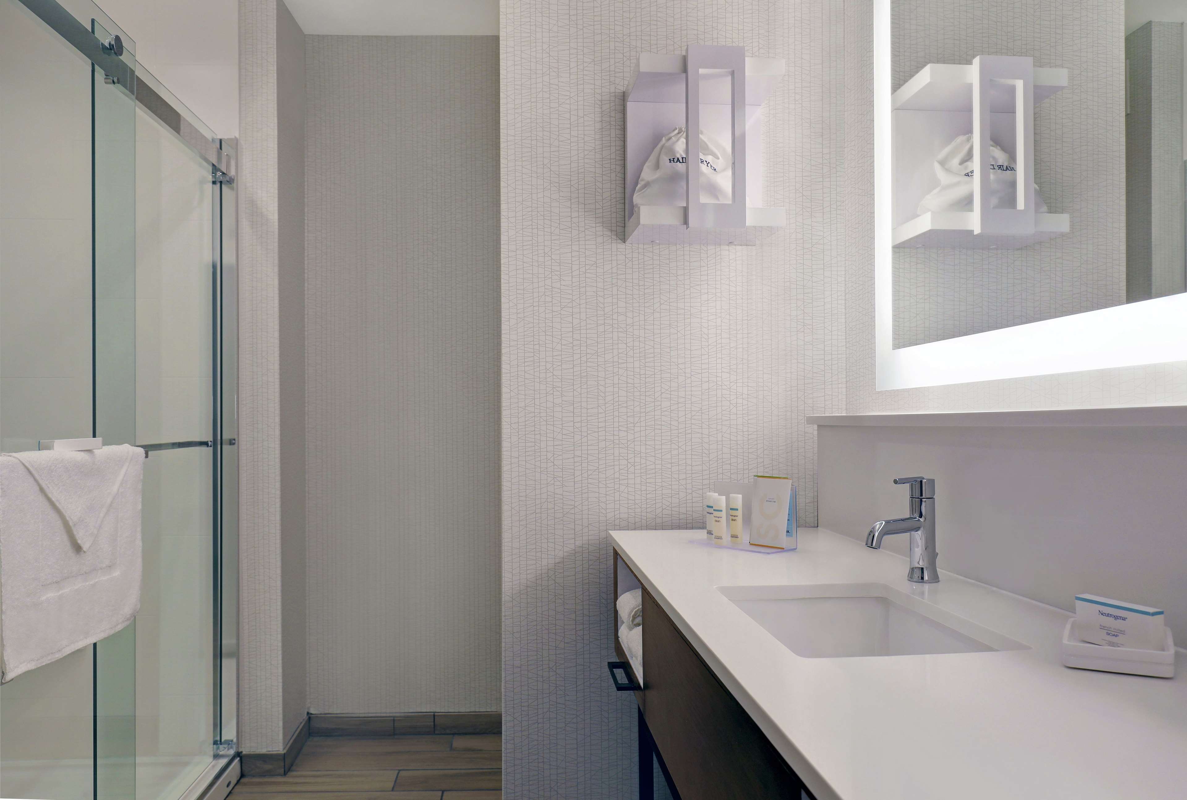 Hampton Inn by Hilton Patterson Room Type - 1 KING STUDIO W FRIDGE NS