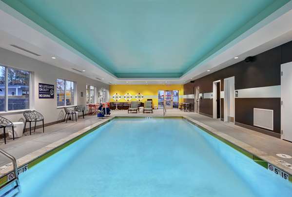 Pool - Tru by Hilton Hotel Downtown Springfield