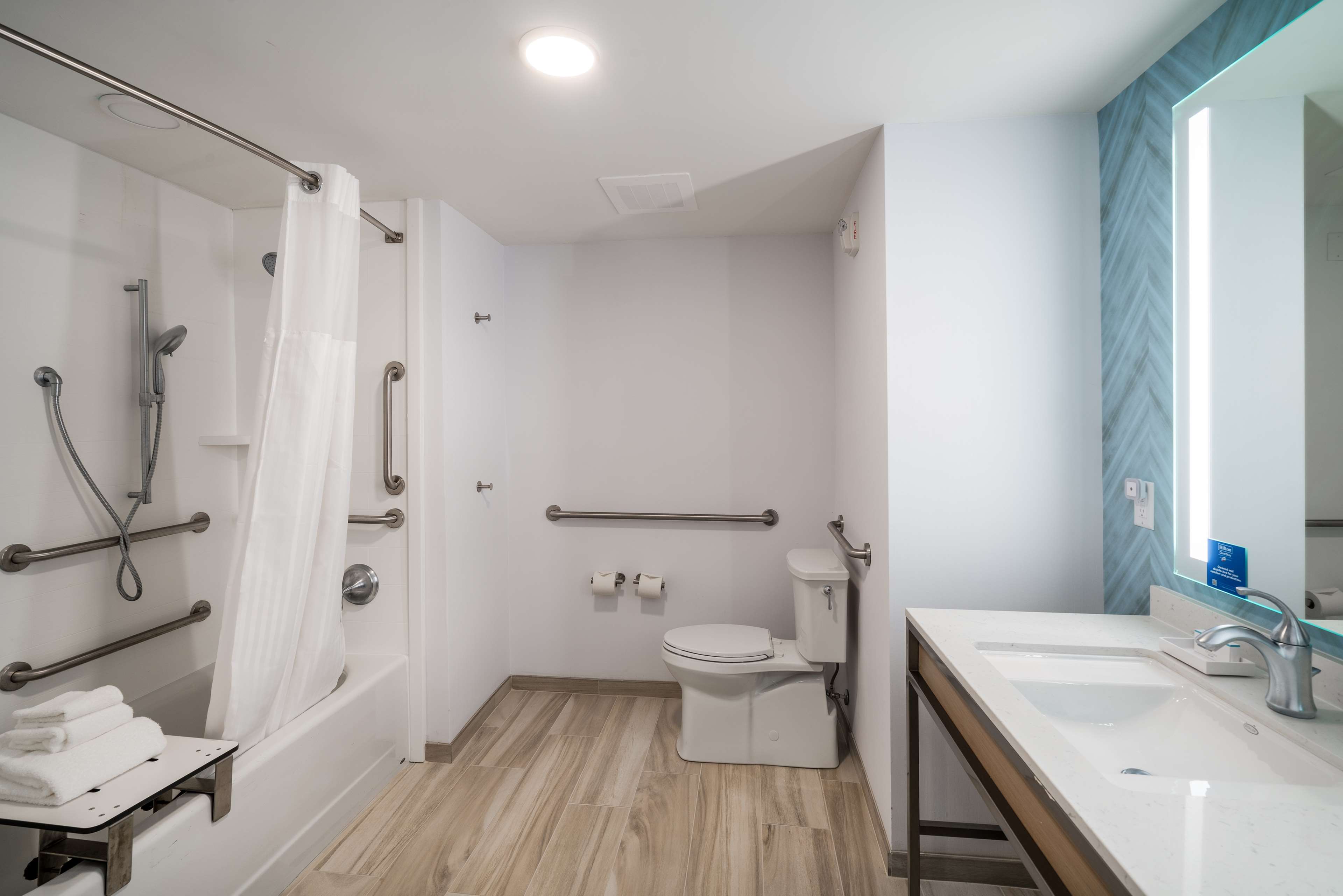 Hilton Garden Inn Brunswick, GA Room Type - 2QN MOB HEARING ACC W TUB