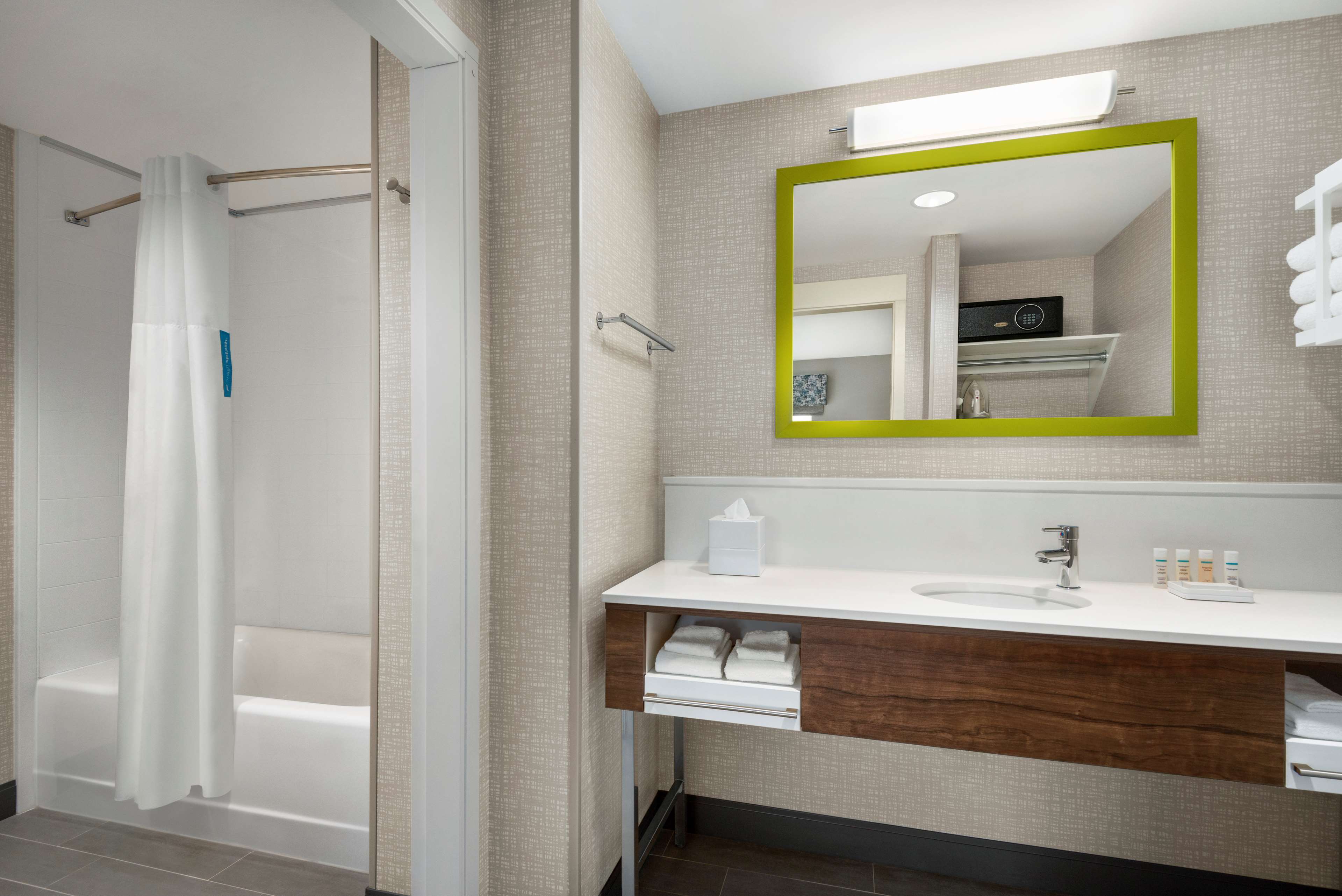 Hampton Inn & Suites Kelowna, British Columbia, Canada Room Type - 2 QUEENS W  FRIDGE MICROWV