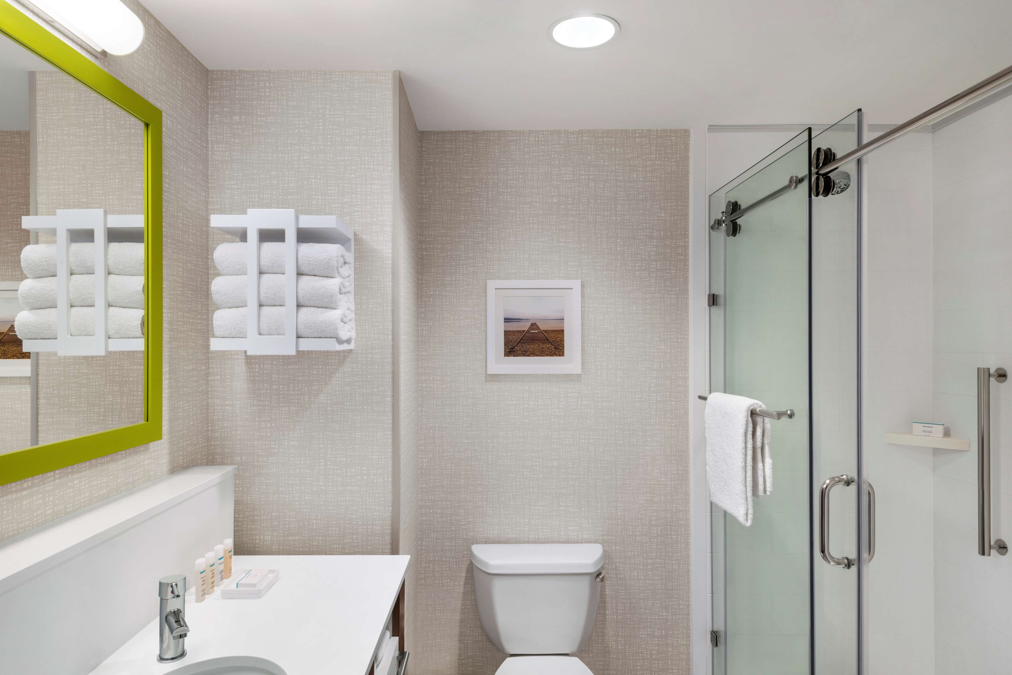 Hampton Inn & Suites Kelowna, British Columbia, Canada Room Type - 1 KING SFBD MIC FRG NS