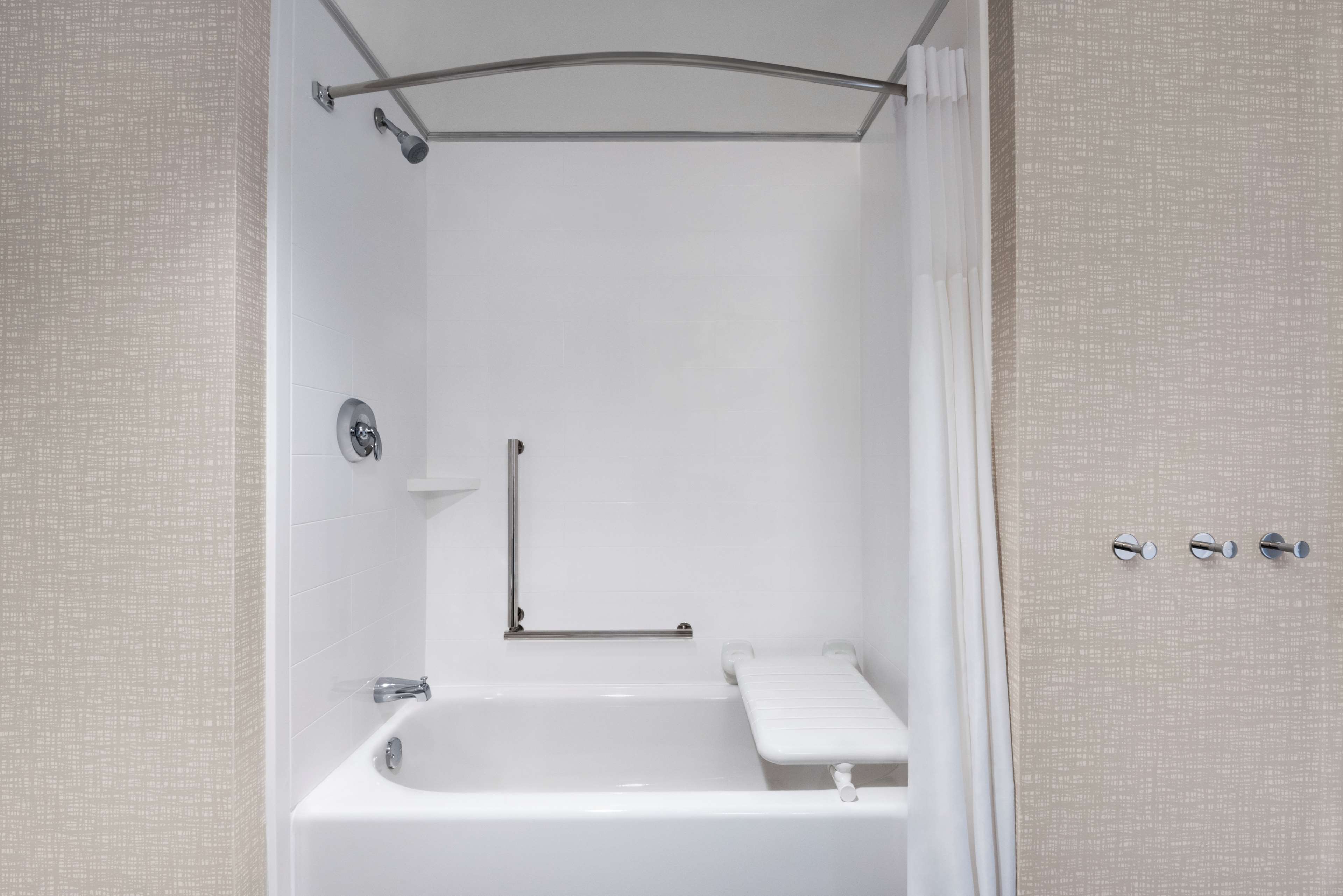 Hampton Inn & Suites Kelowna, British Columbia, Canada Room Type - 2 QNS HEARING ACC NOSMOK