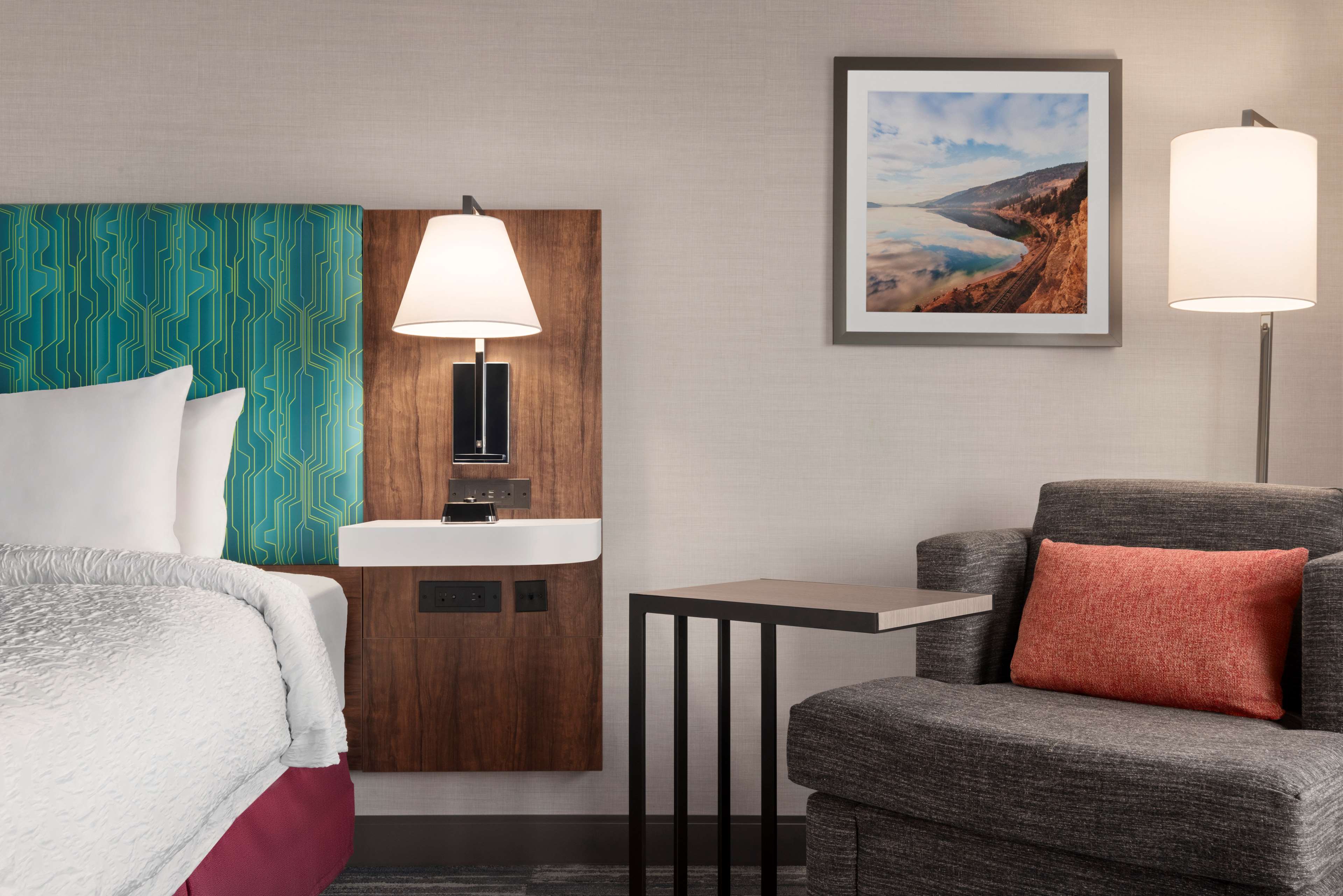 Hampton Inn & Suites Kelowna, British Columbia, Canada Room Type - 1 KNG HEARING ACC NOSMOK