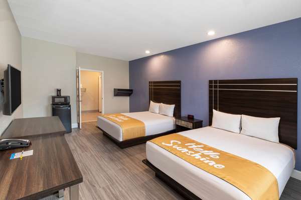  - Days Inn & Suites La Porte