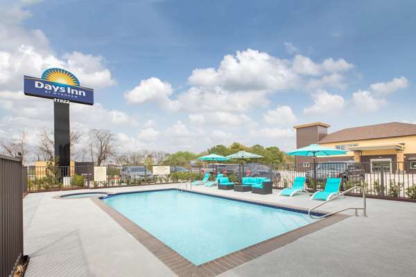 Pool - Days Inn & Suites La Porte