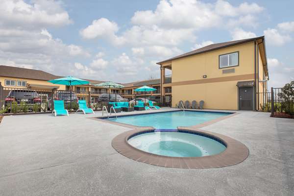 Pool - Days Inn & Suites La Porte
