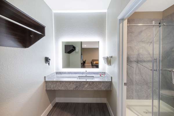  - Days Inn & Suites La Porte