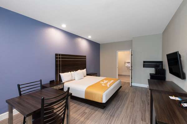  - Days Inn & Suites La Porte