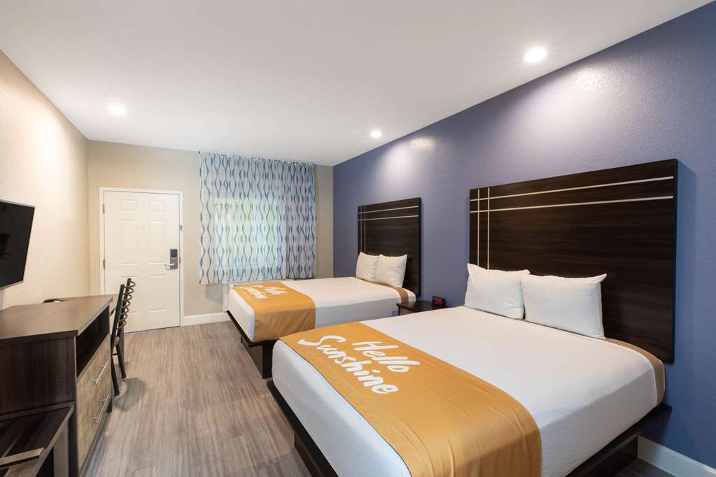 DAYS INN & SUITES BY WYNDHAM LA POR-guestroom-Guest Room,Suite,On-Site.jpg