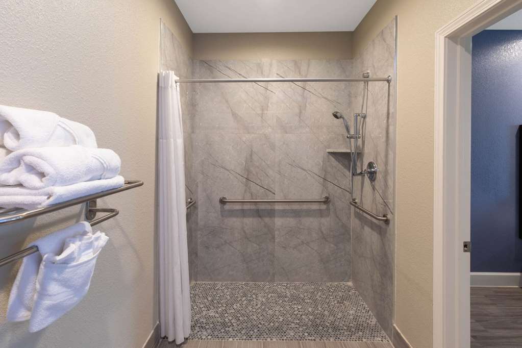 DAYS INN & SUITES BY WYNDHAM LA POR-guestroom-Guest Room,Bathroom,Shower,Accessibility,On-Site.jpg