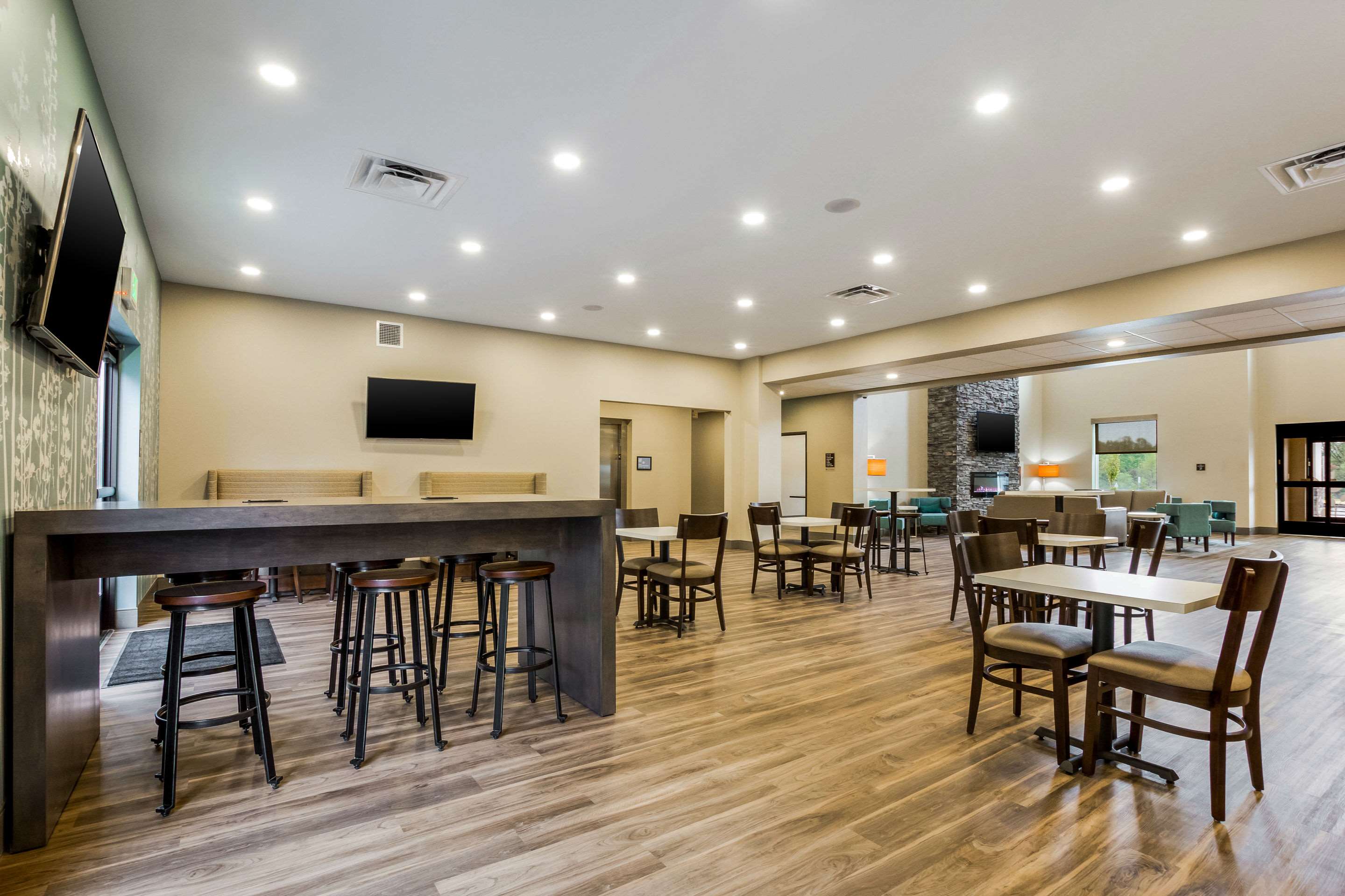 Breakfast area | Sleep Inn Winfield - Teays Valley
