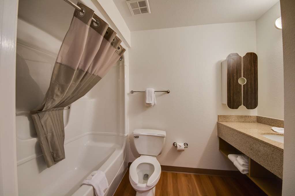 STUDIO 6 BROWNSVILLE, TX-guestroom-Guest Room,Bathroom,On-Site.jpg
