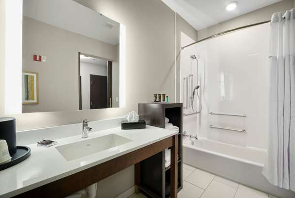  - Wingate by Wyndham Hurricane - I-64, Exit 34