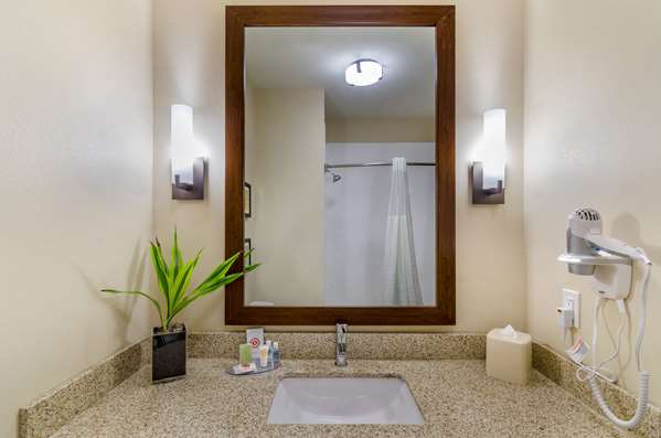  - Comfort Inn & Suites Salina - I-70, Exit 252