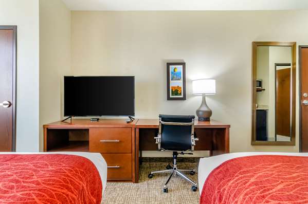  - Comfort Inn & Suites Salina - I-70, Exit 252